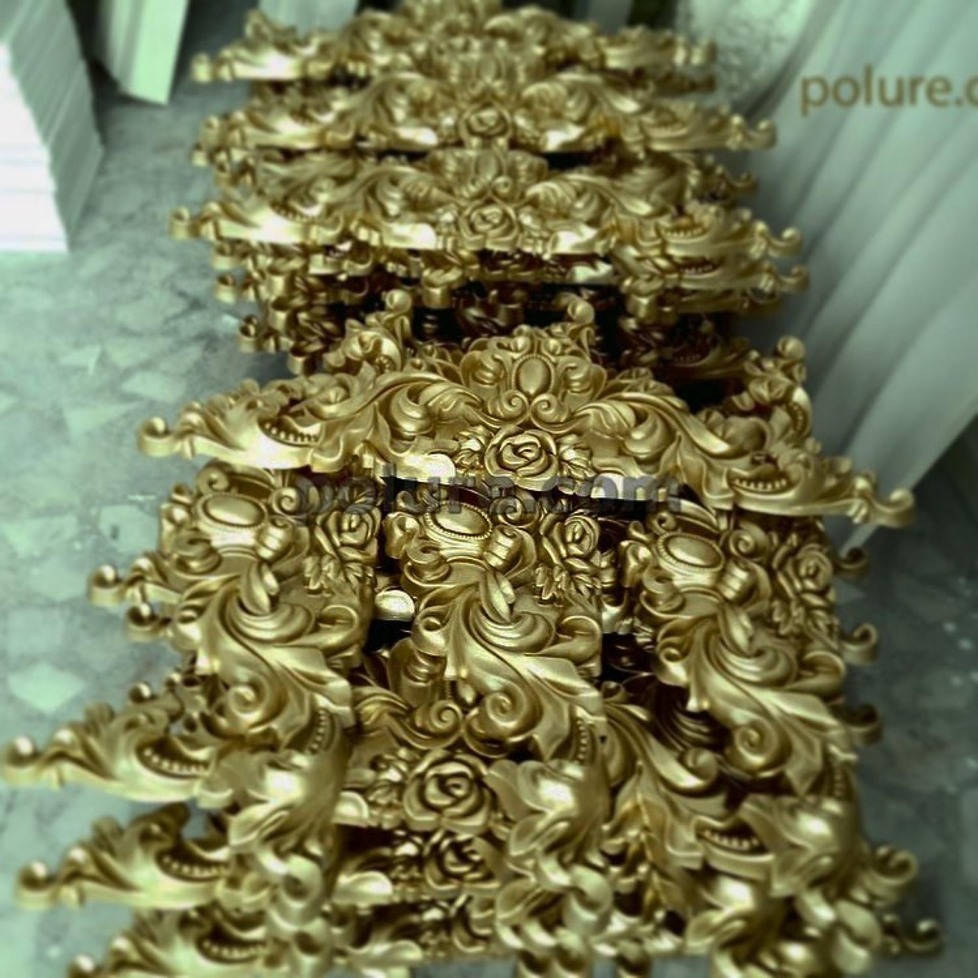 Șir de ornamente decorative aurite din poliuretan cu volute și trandafiri în relief