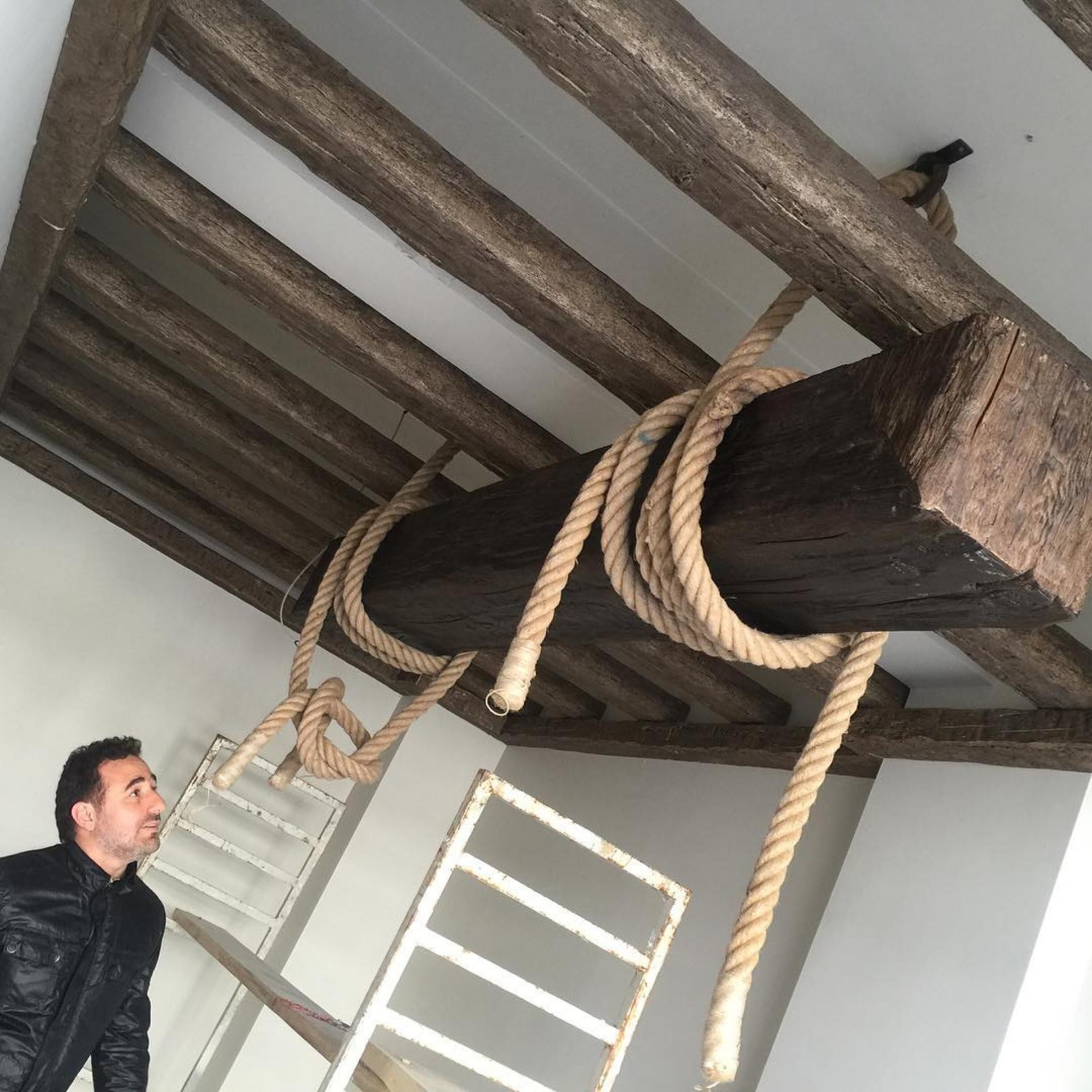 Tavan cu grinzi decorative din poliuretan și o grindă centrală închisă înfășurată în frânghie