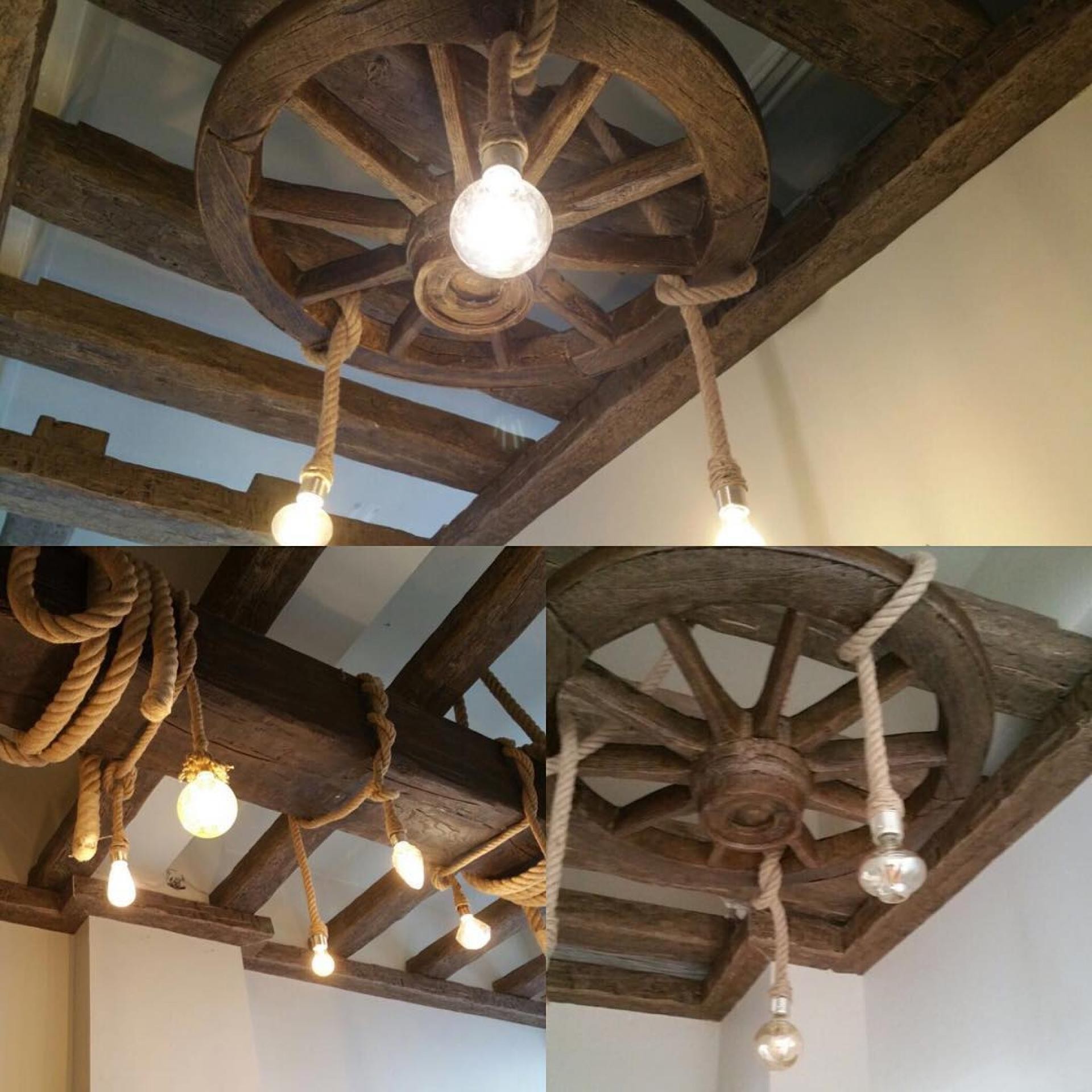 Tavan cu grinzi de lemn aparente și candelabru rustic din roată de lemn cu becuri pe funie