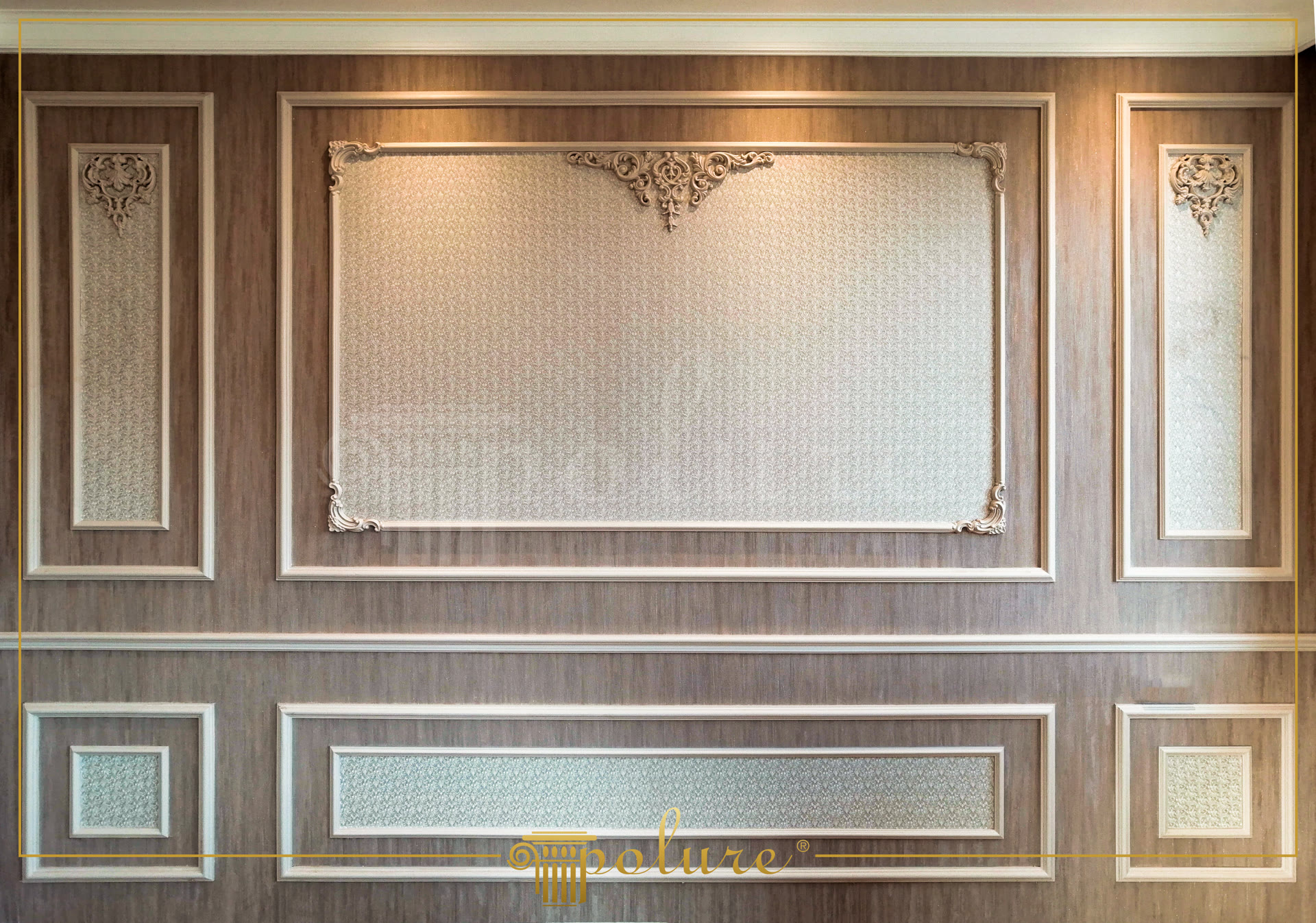 Perete interior cu boiserie din poliuretan, panouri, colțare decorative și cartuș floral central