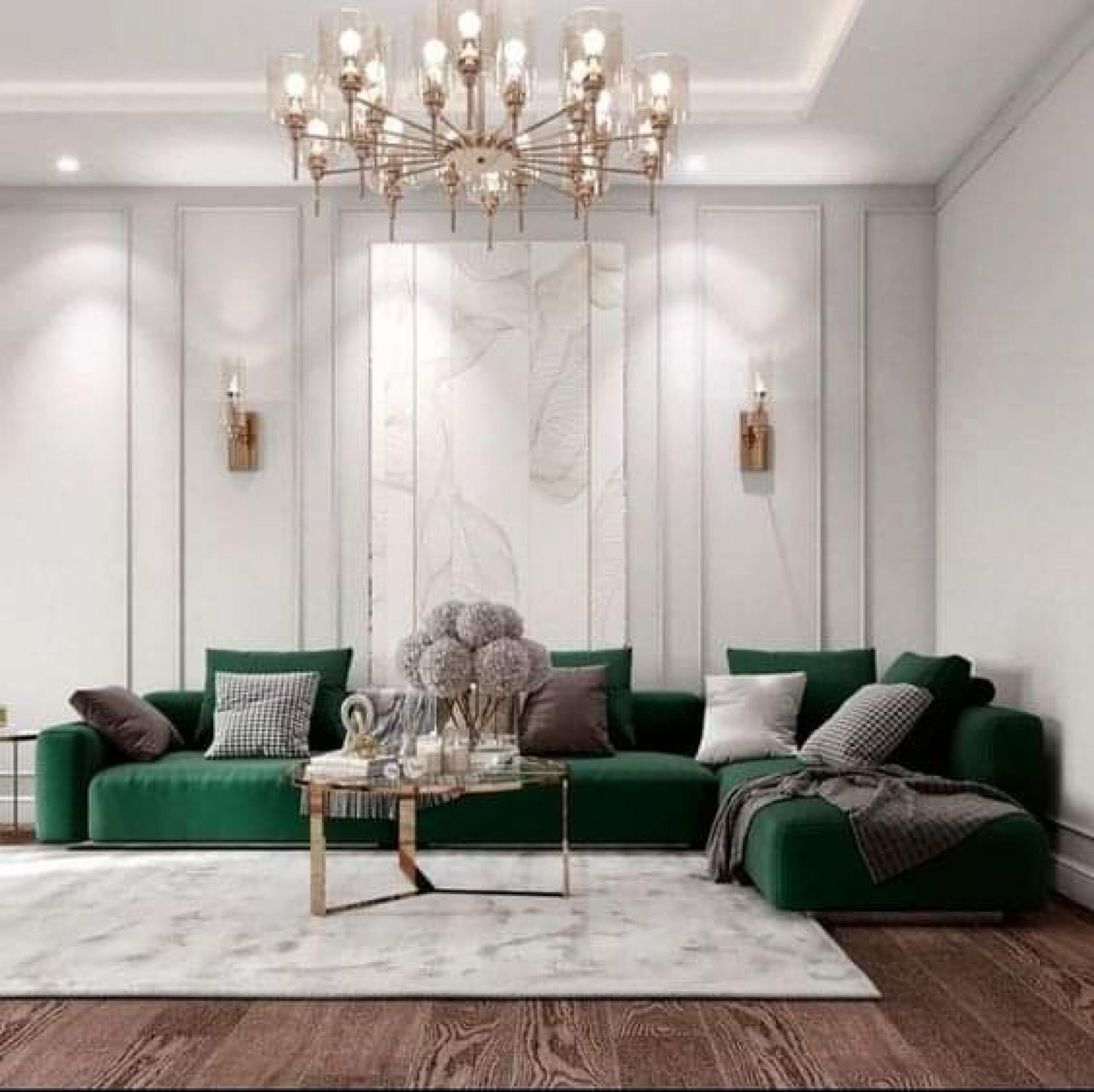 Living alb neoclasic cu profile de poliuretan, canapea verde și candelabru auriu