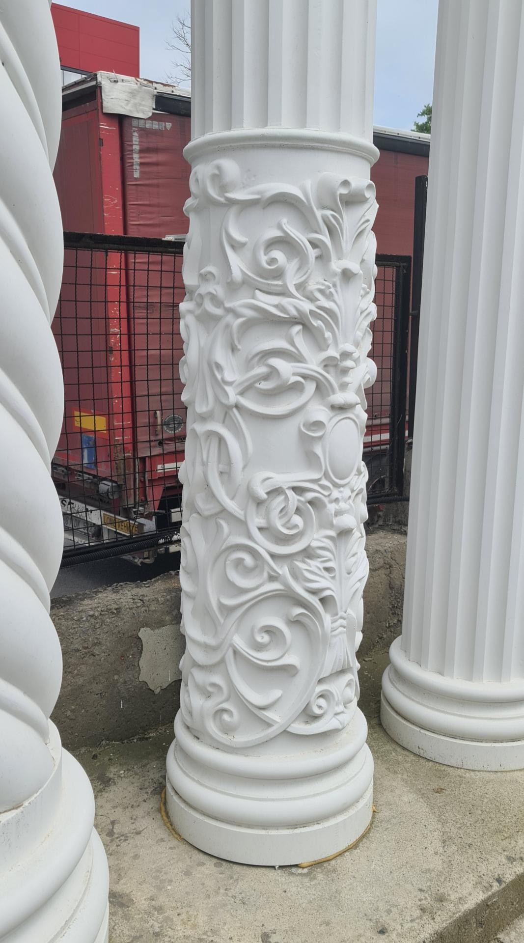 Coloană decorativă albă cu relief baroc din poliuretan în curte de producție
