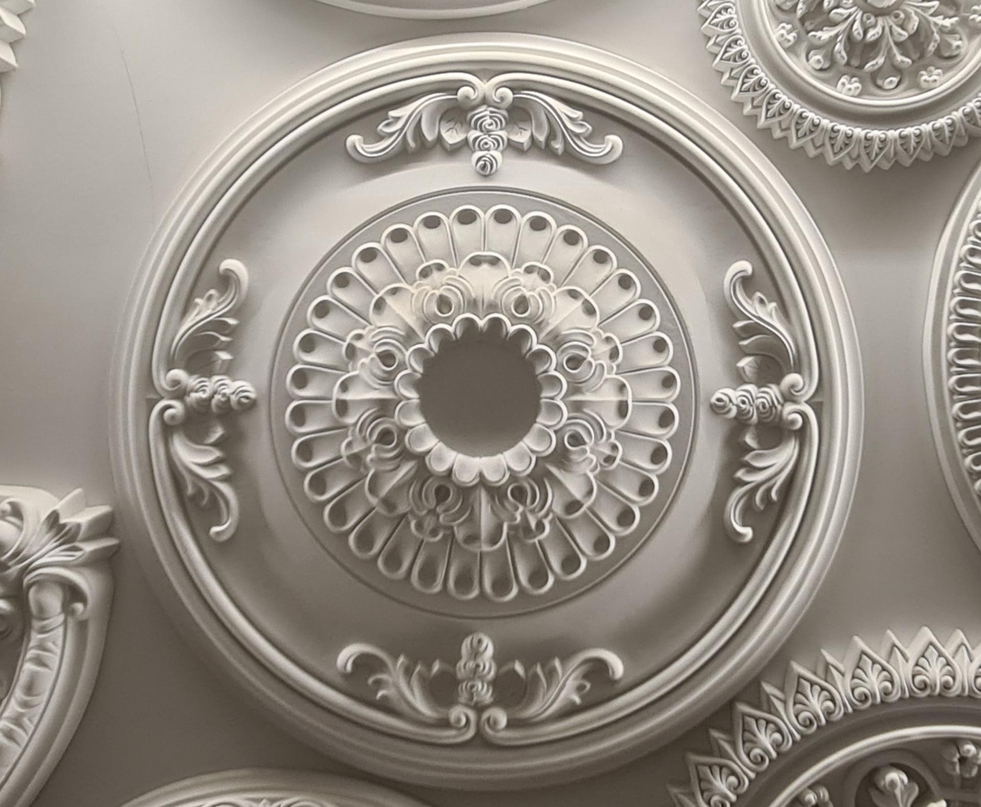 Panou cu rozete de tavan albe din poliuretan, model central concentric în relief