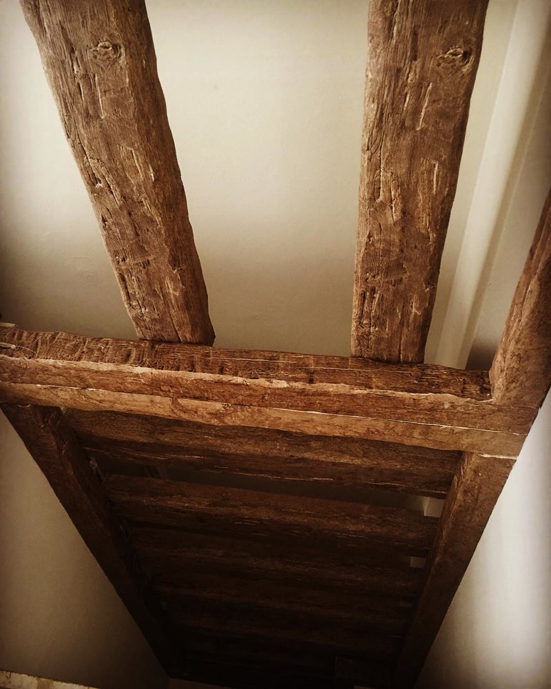 Colț de tavan cu grinzi decorative din poliuretan imitație lemn vechi, îmbinate în unghi