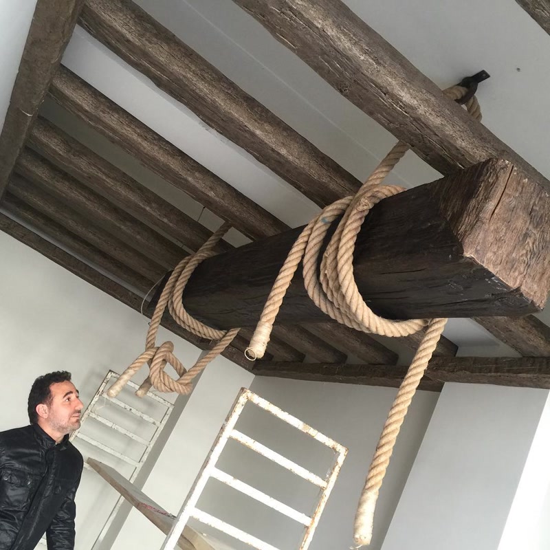 Tavan cu grinzi decorative din poliuretan și o grindă centrală închisă înfășurată în frânghie