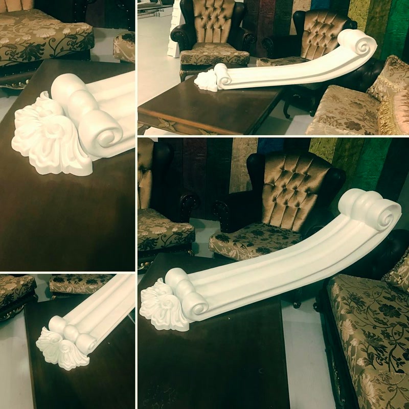 Consolă curbată amplă din poliuretan în showroom