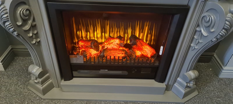 Prim-plan cu semișemineu gri, foc electric și console sculptate din poliuretan