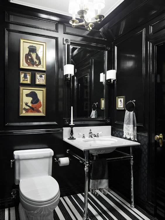 Toaletă neagră lăcuită cu boiserie și rame decorative