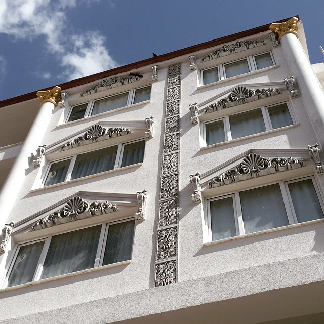 Fațadă albă cu frontoane și frize decorative din poliuretan
