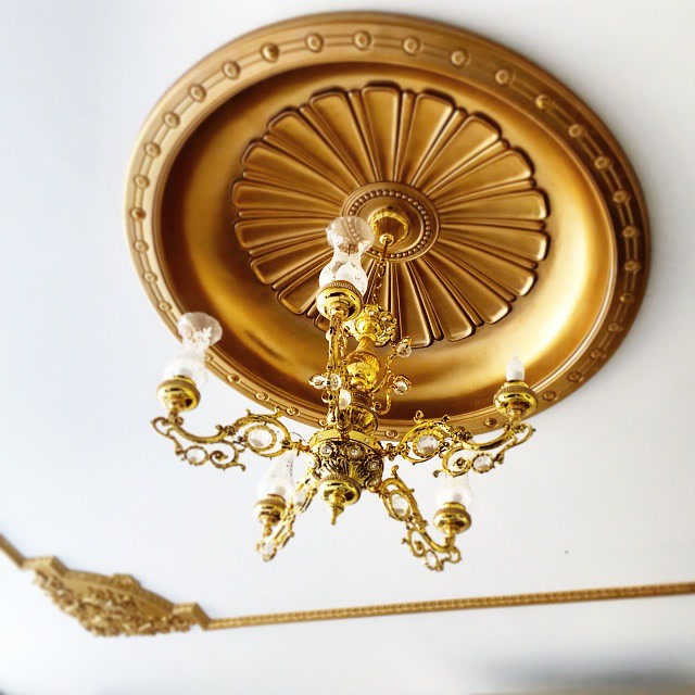 Rozetă de tavan aurită cu candelabru din alamă