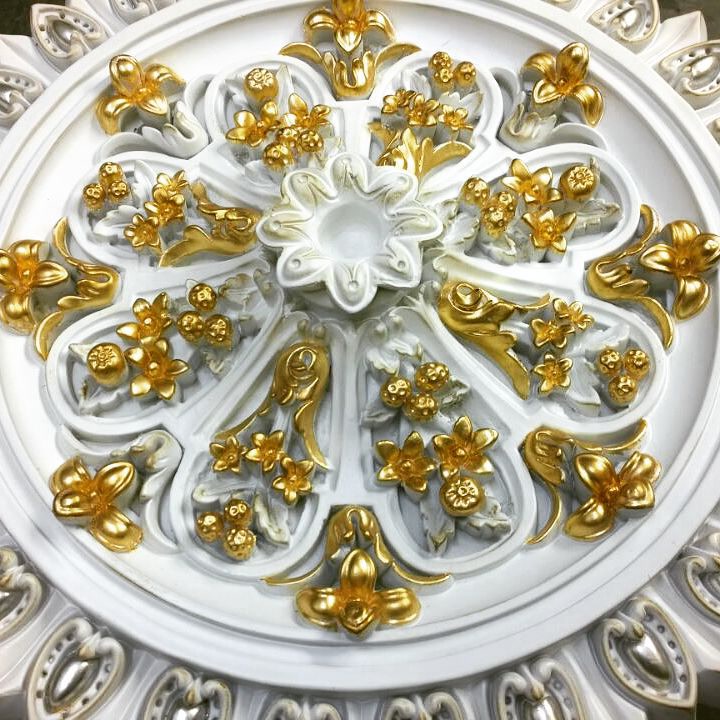 Rozetă de tavan albă cu flori aurite dispuse radial