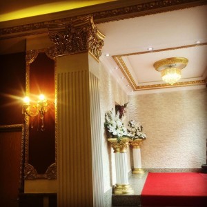 Neoklasik Davet Alanlarında Altın Varaklı Pilaster ve Tavan Sanatı