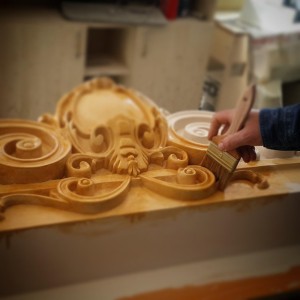 Zanaatkar Dokunuşuyla Canlanan Poliüretan Klasik Taç Modeli