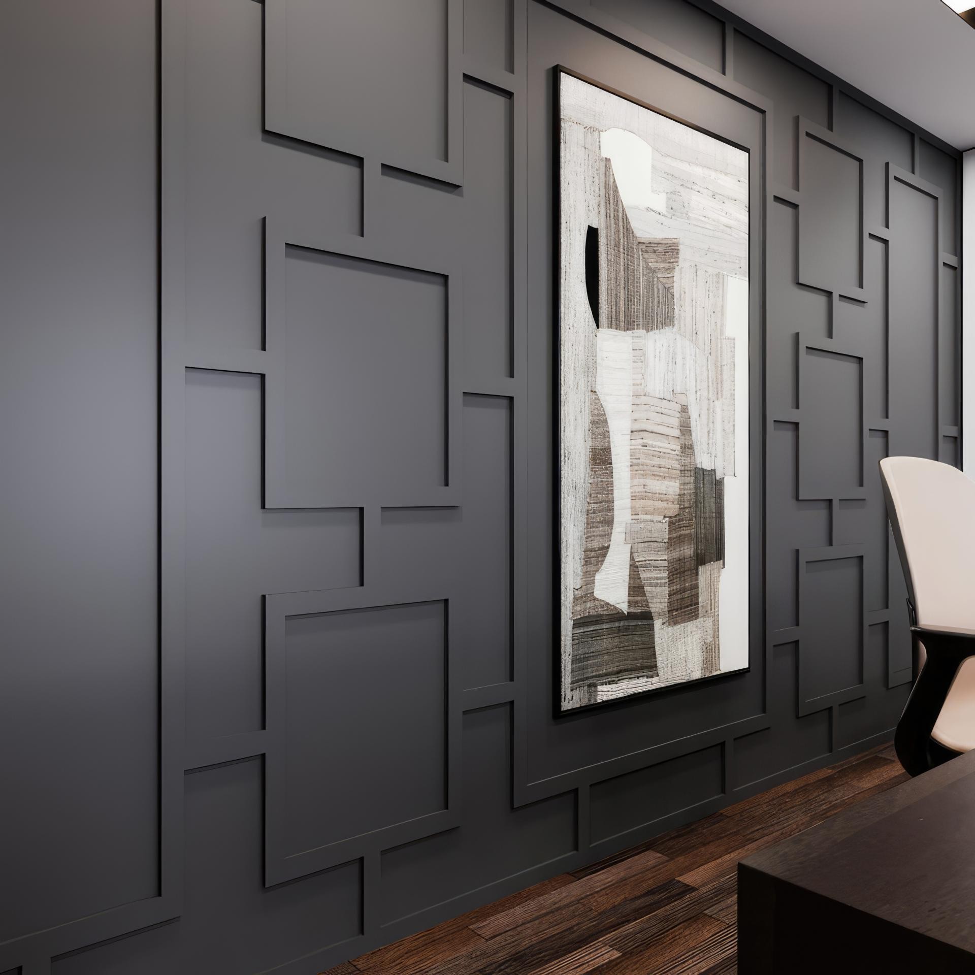Perete gri închis cu casete geometrice suprapuse din poliuretan și tablou abstract vertical
