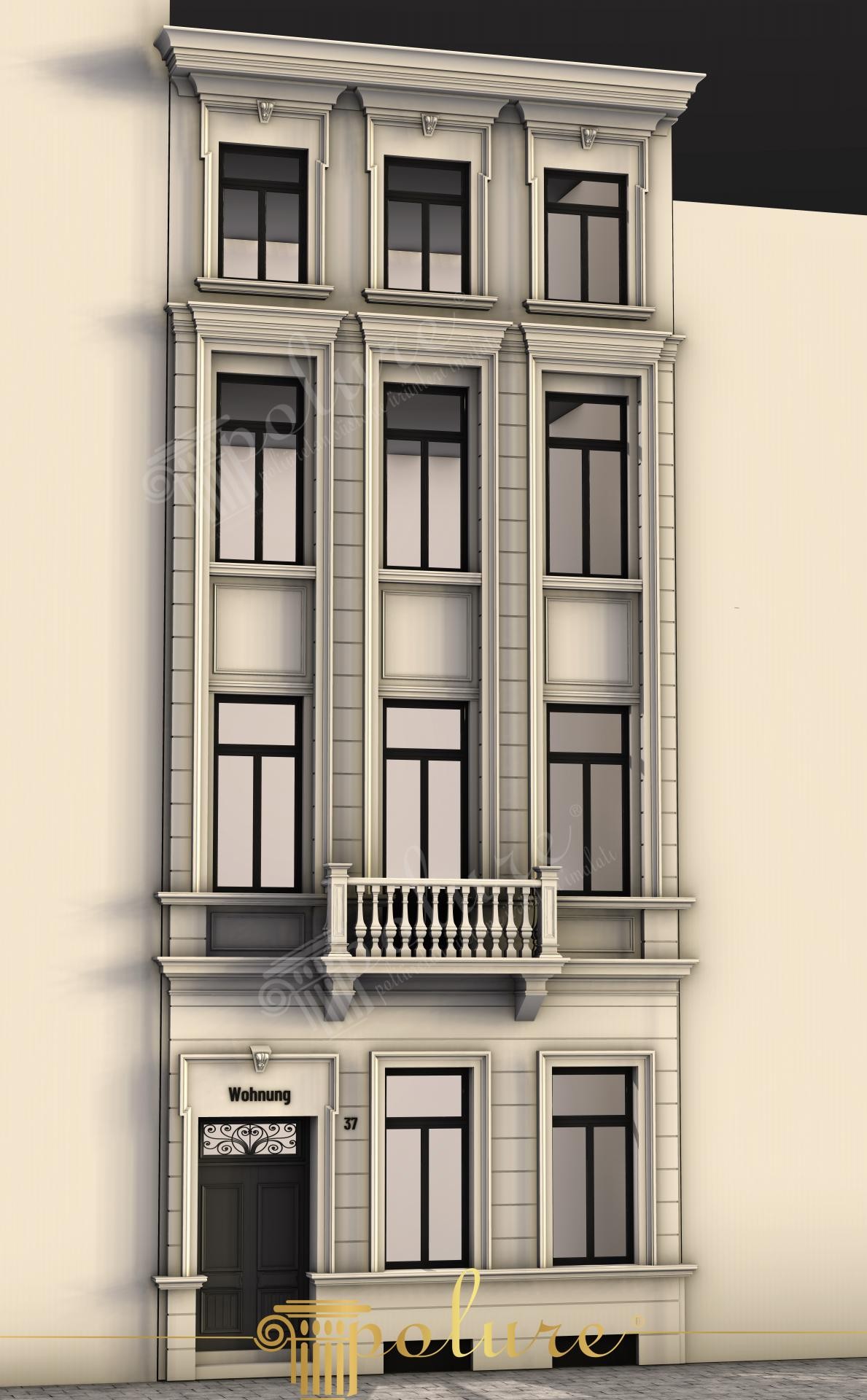 Fatada inalta de imobil urban fildes cu pilastri, ferestre si balcon central