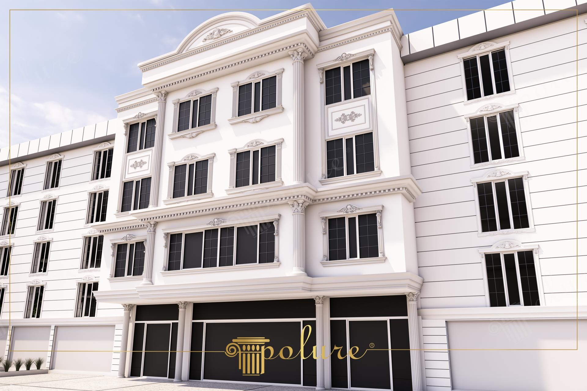 Clădire albă pe colț cu fronton, coloane și ferestre cu ancadramente din poliuretan
