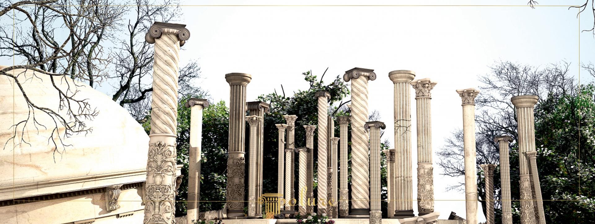 Expunere exterioară cu coloane decorative variate din poliuretan pe fundal de arbori