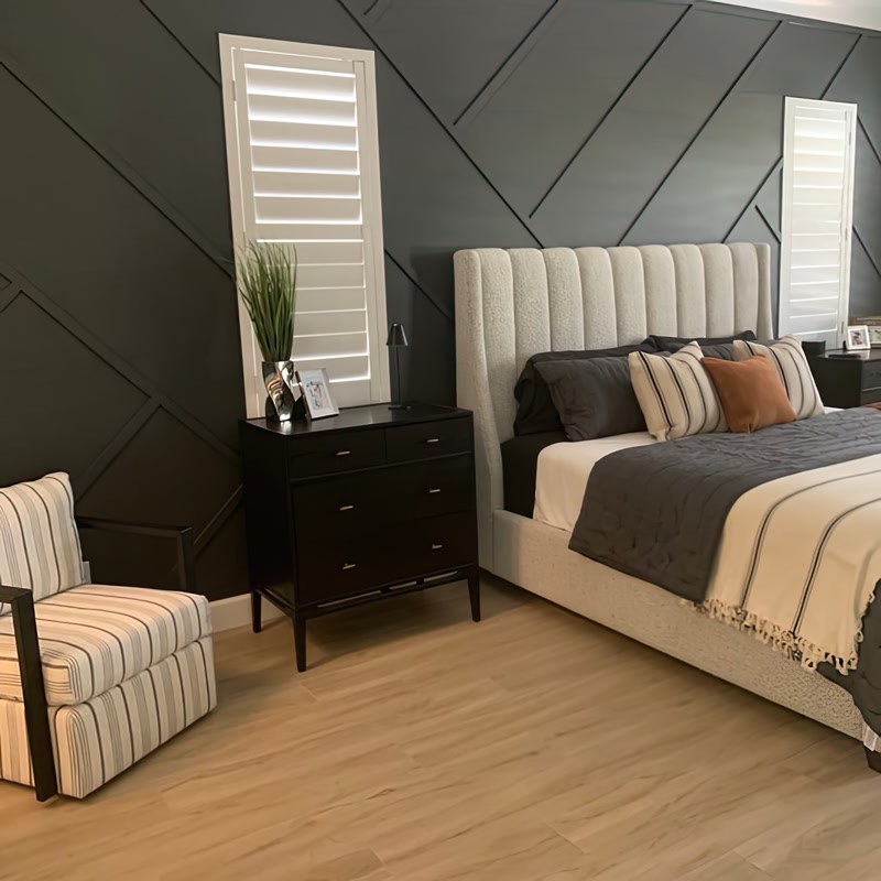 Perete de dormitor negru mat cu decor geometric diagonal din poliuretan și pat bej