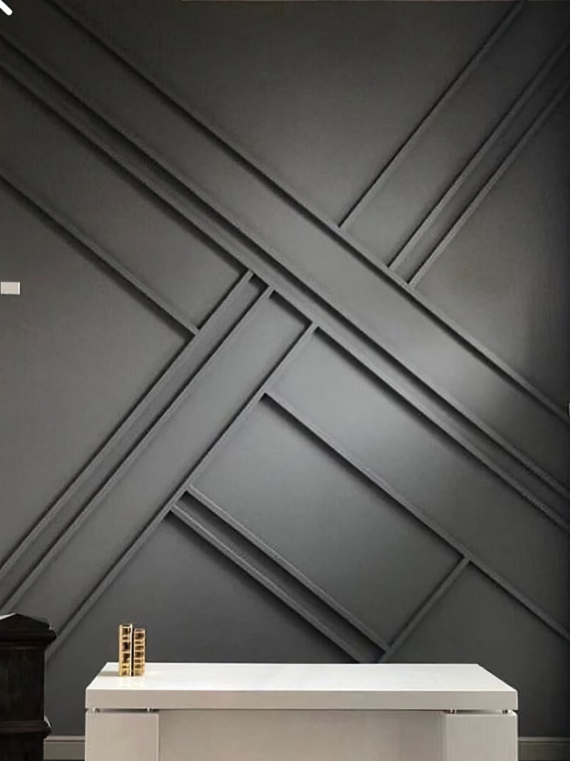 Perete gri antracit cu profile decorative dispuse în model geometric diagonal