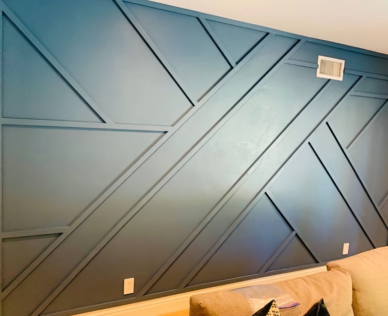 Detaliu perete bleumarin cu profile decorative diagonale