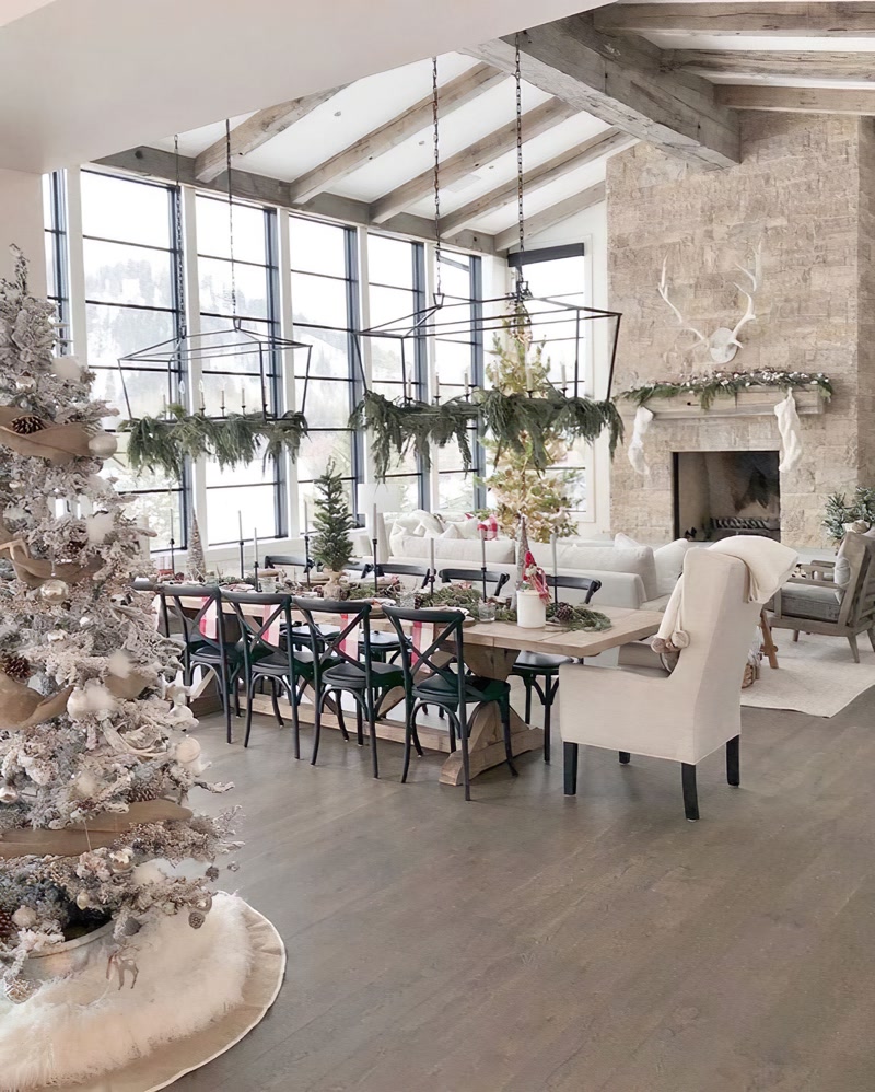 Sufragerie luminoasa cu grinzi decorative din poliuretan pe tavan alb inalt, decor de iarna
