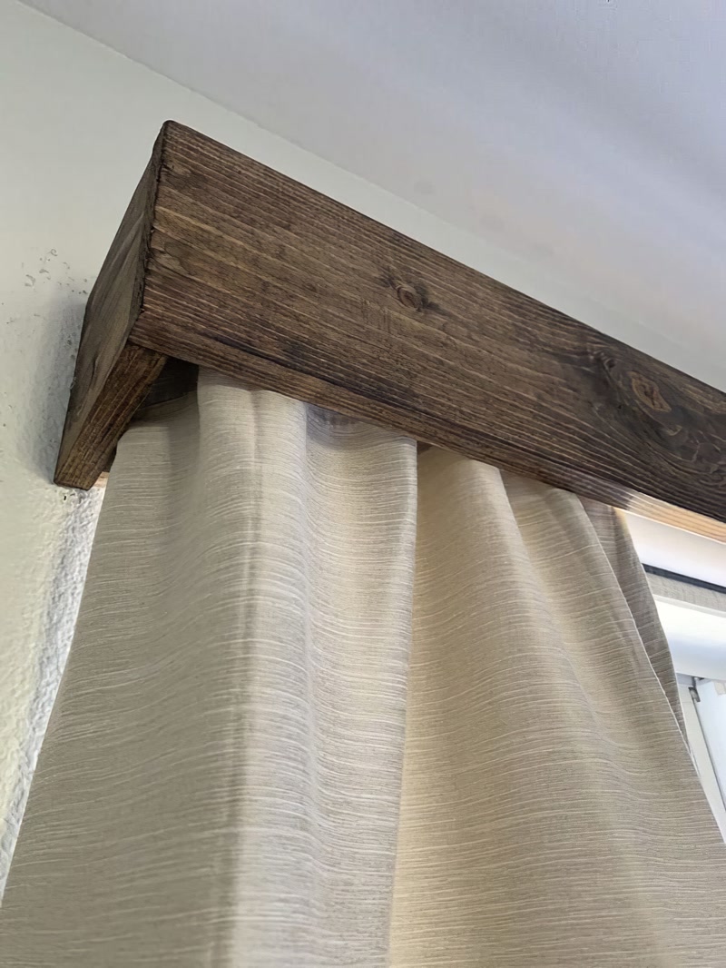 Cornișă decorativă din poliuretan imitație lemn deasupra unei draperii din in
