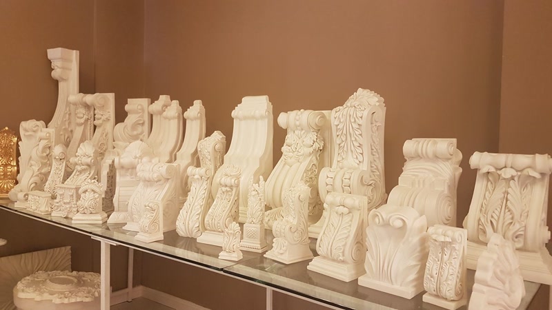 Expoziție de console decorative din poliuretan pe raft