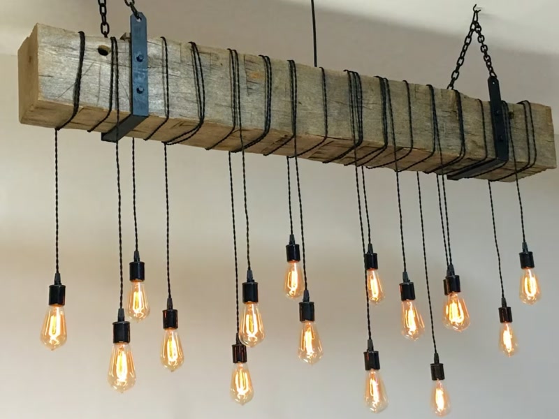 Candelabru pe grindă de lemn cu becuri Edison suspendate