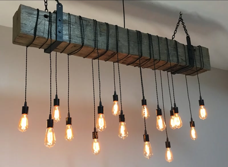 Grindă decorativă gri cu șir de becuri Edison pe fundal alb