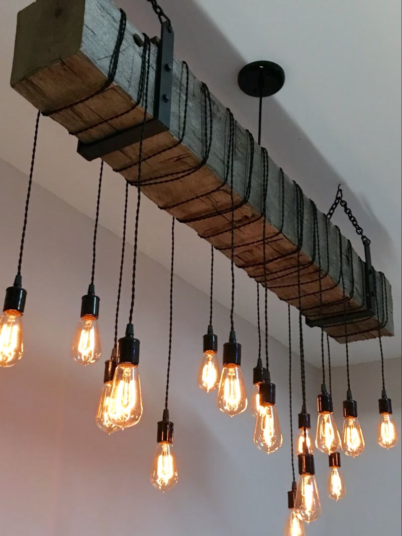 Grindă decorativă cu becuri Edison văzută din unghi lateral, prinsă de tavan