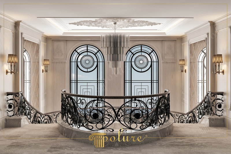 Hol interior cu scară elicoidală și rozetă de tavan