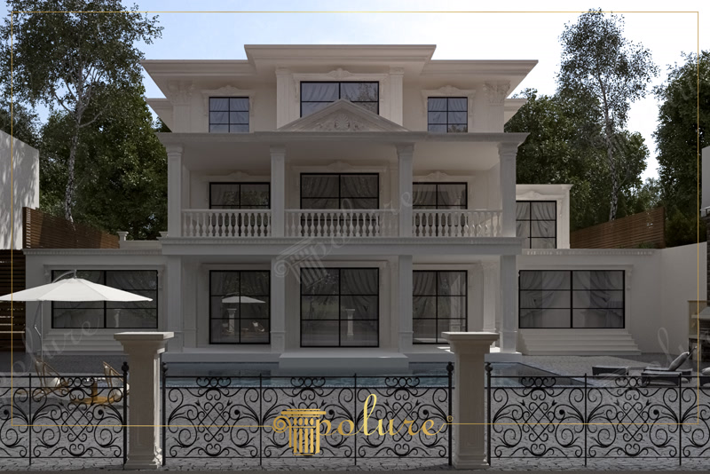 Fațadă simetrică de vilă albă cu piscină, fronton central și balcoane cu balustrade