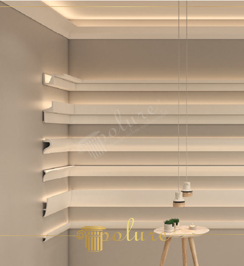 Perete interior cu brâuri profilate și iluminare LED indirectă