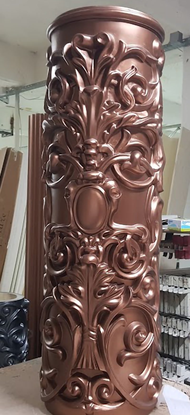 Coloană decorativă sculptată cu acant, finisaj cupru