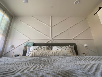 Dinamik Geometrik Duvar Paneli ile Modern Yatak Odası Tasarımı