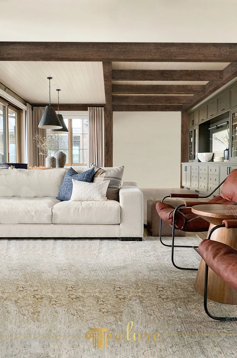 Living rustic cu grinzi decorative din poliuretan pe tavan
