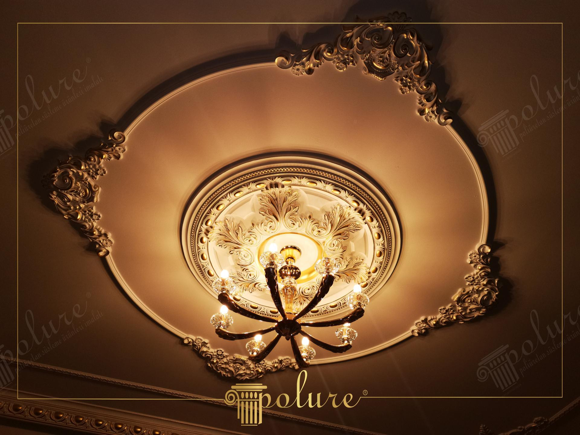 Plafon clasic cu rozetă centrală și candelabru cu cristale