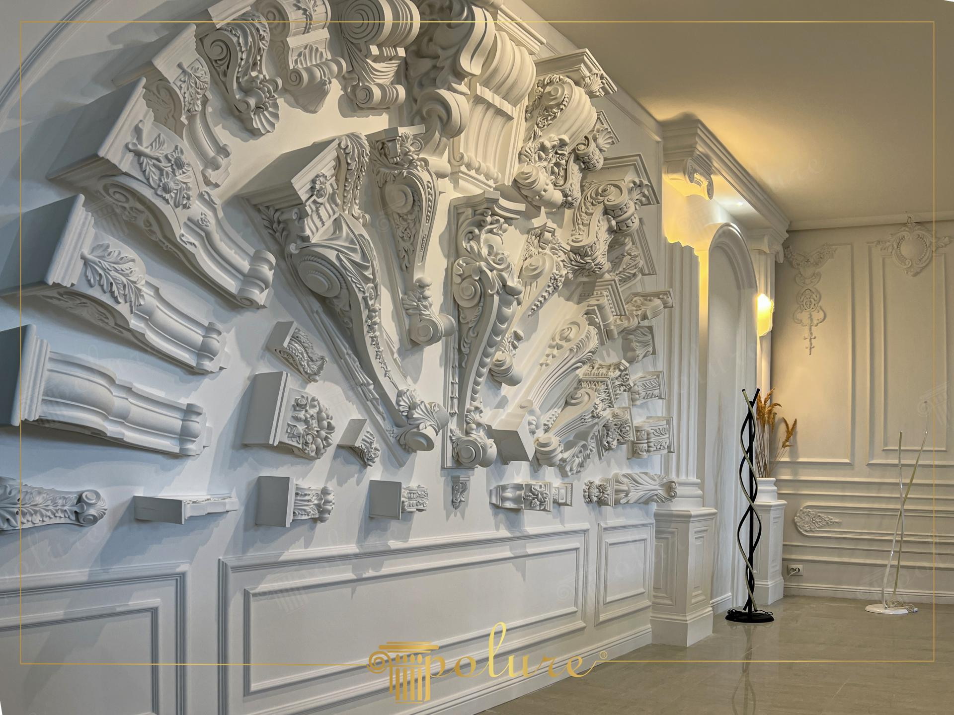 Perete showroom cu ornamente decorative din poliuretan dispuse semicircular