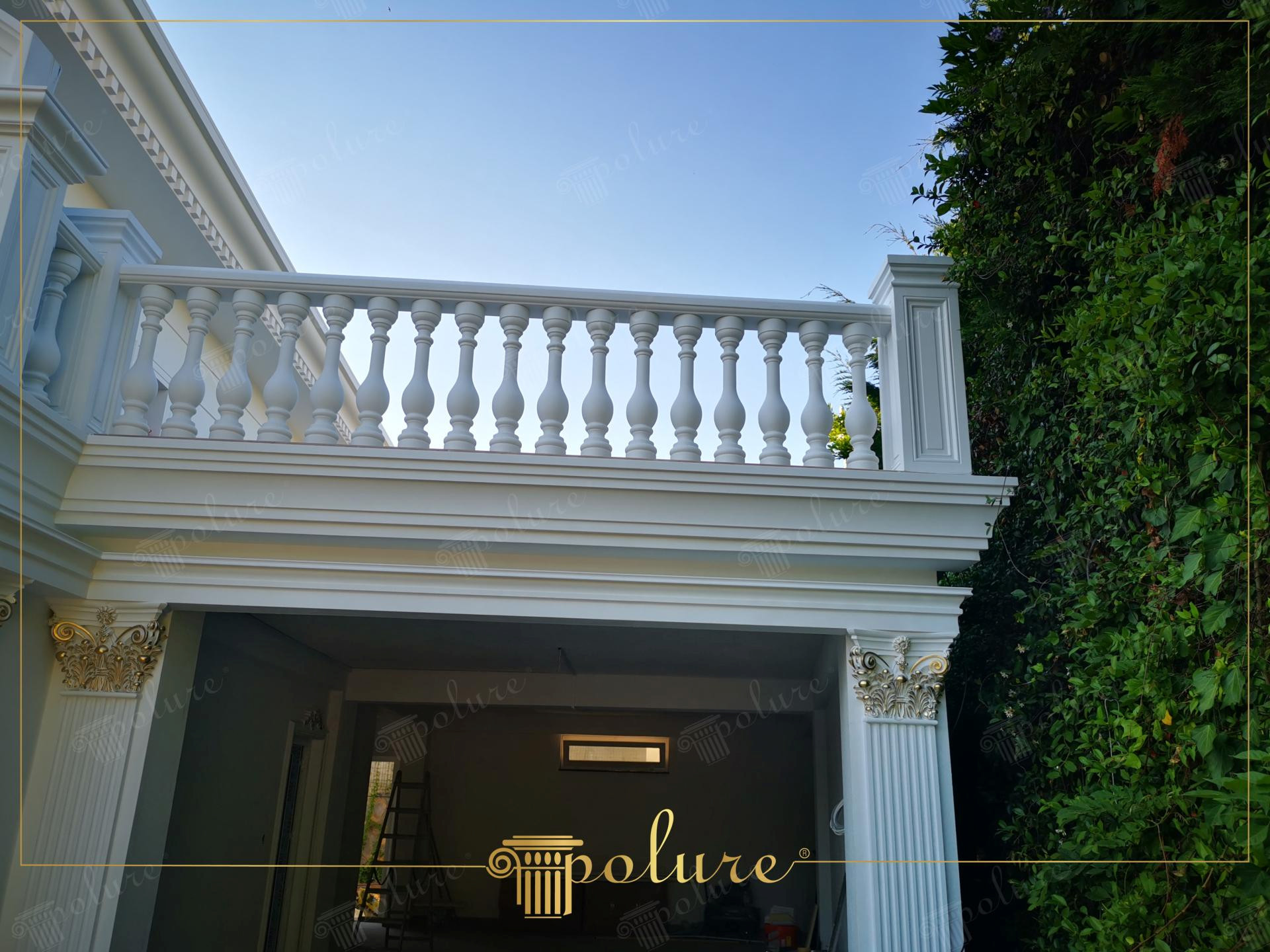 Intrare acoperită cu balustradă și pilaștri cu capiteluri corintice aurite