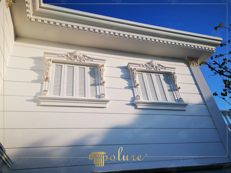 Ancadramente decorative și cornișă cu denticuli pe fațadă