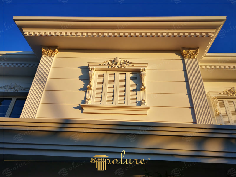 Fereastră cu fronton ornamentat și pilaștri canelați