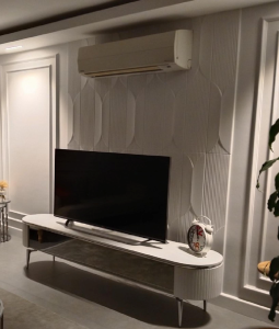 Üç Boyutlu Geometrik Duvar Panelleri ile Dinamik TV Ünitesi Tasarımı