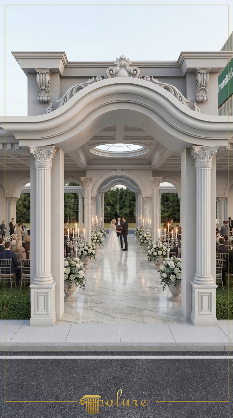 Portic de ceremonie cu coloane corintice, arc ondulat și candelabre cu trandafiri albi