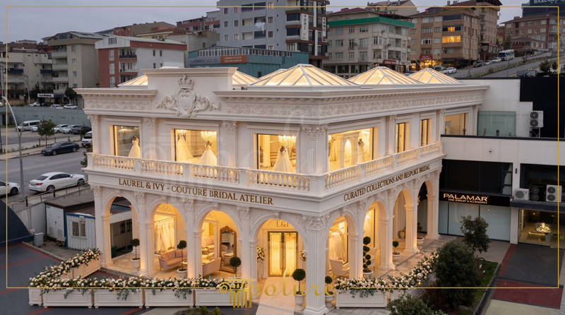 Clădire clasică de atelier de mireasă cu arcade și coloane