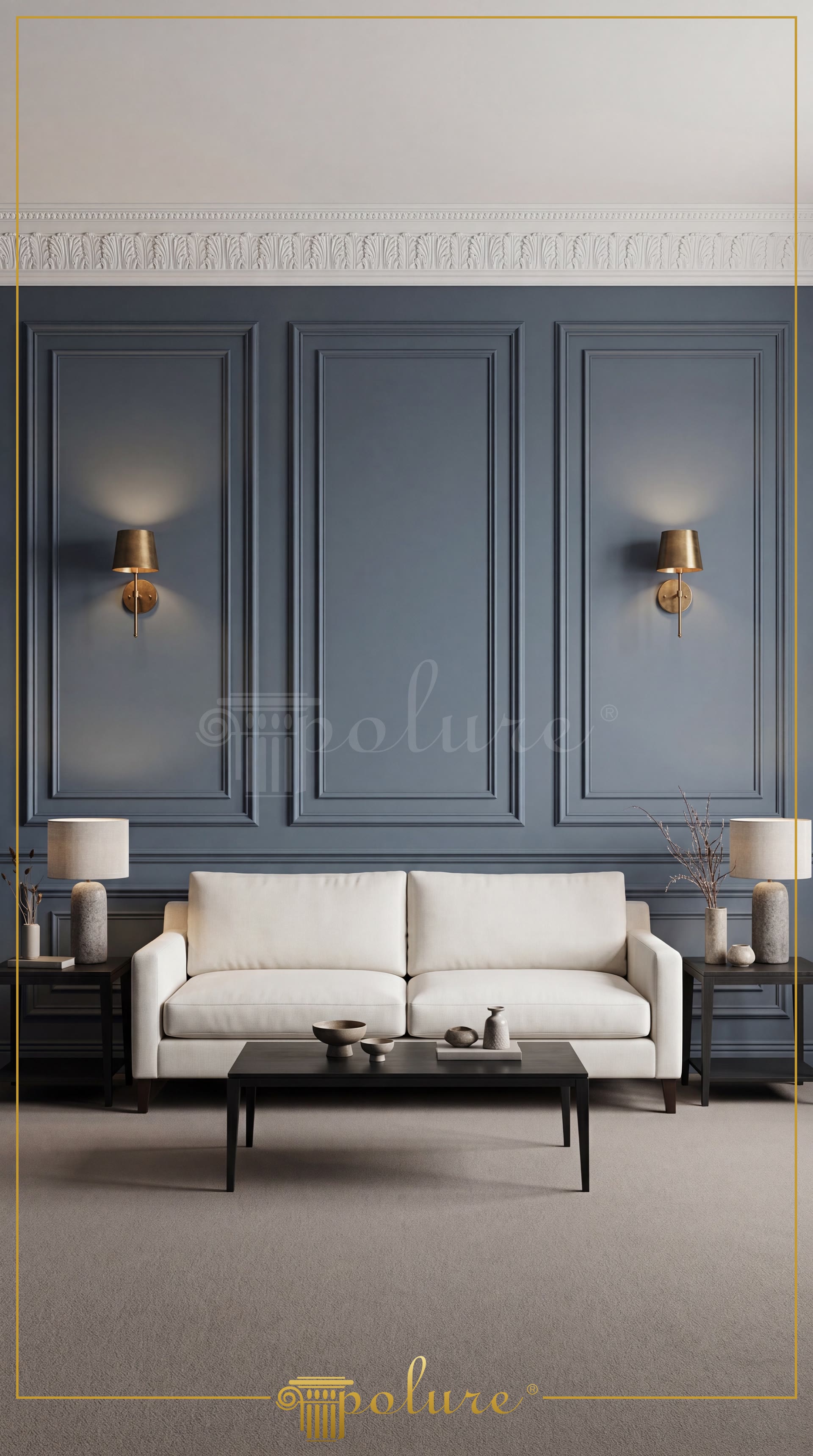 Living cu perete albastru-gri, panouri decorative, cornișă albă cu acant și canapea albă