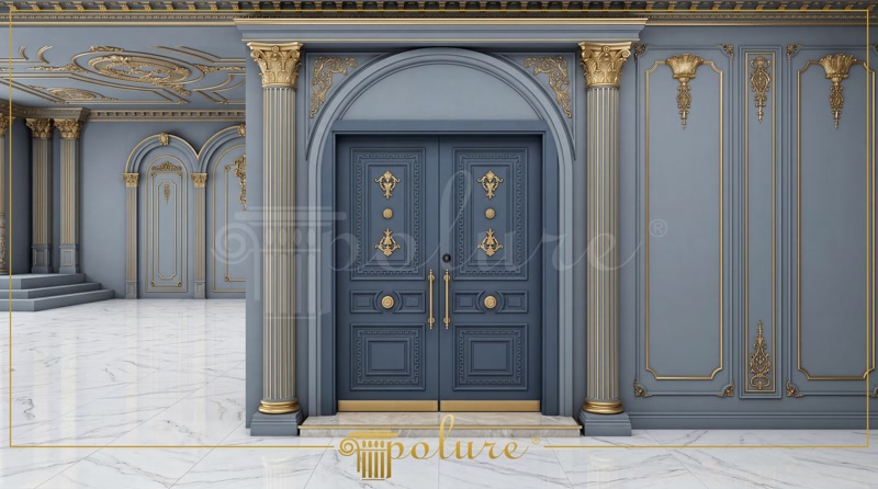 Intrare interioară cu coloane corintice și ușă bleumarin