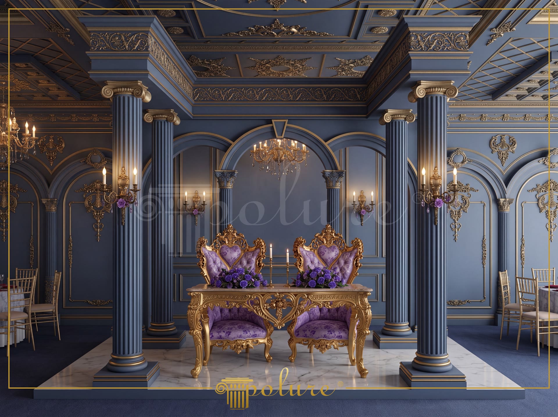 Sală albastru-indigo cu coloane, aplice cu flori mov, candelabru și fotolii-tron