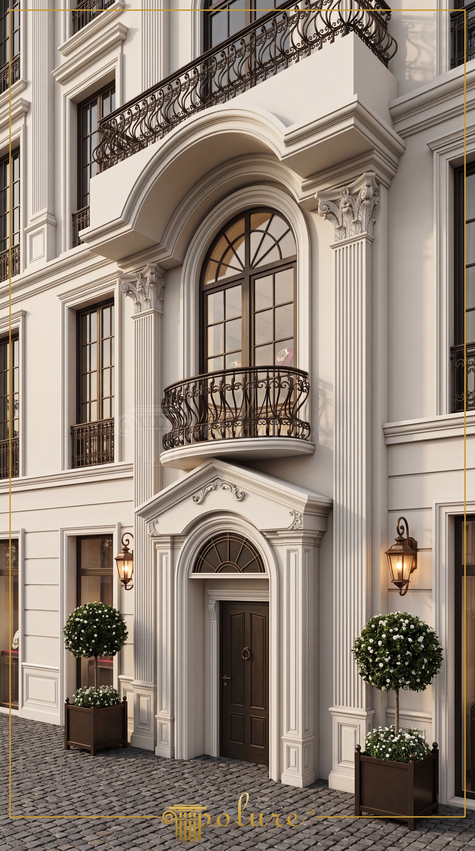 Fațadă albă de boutique văzută în unghi, cu pilaștri corintieni, balcon curbat și fronton din poliuretan