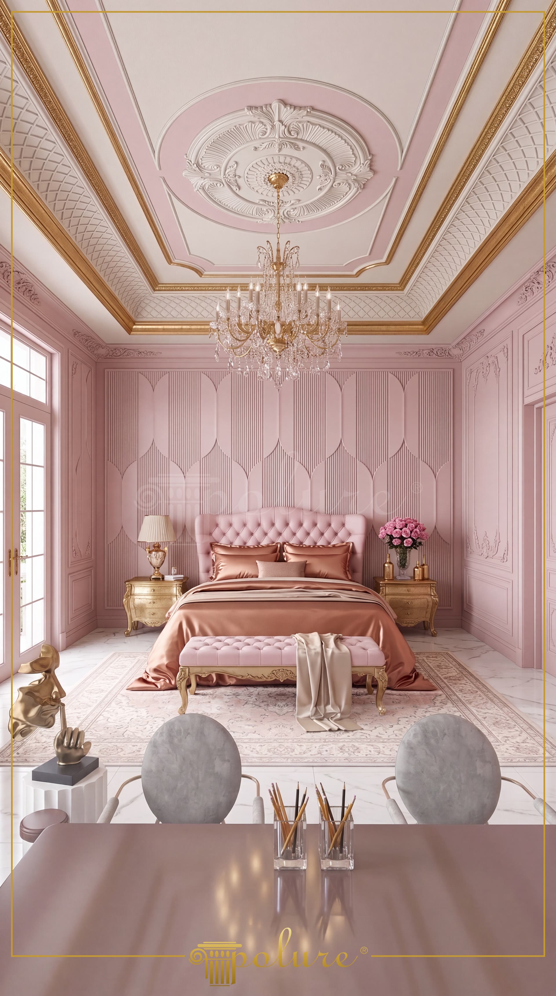 Dormitor roz cu rozetă albă pe tavan, casetoane aurite și panouri decorative ogivale în spatele patului