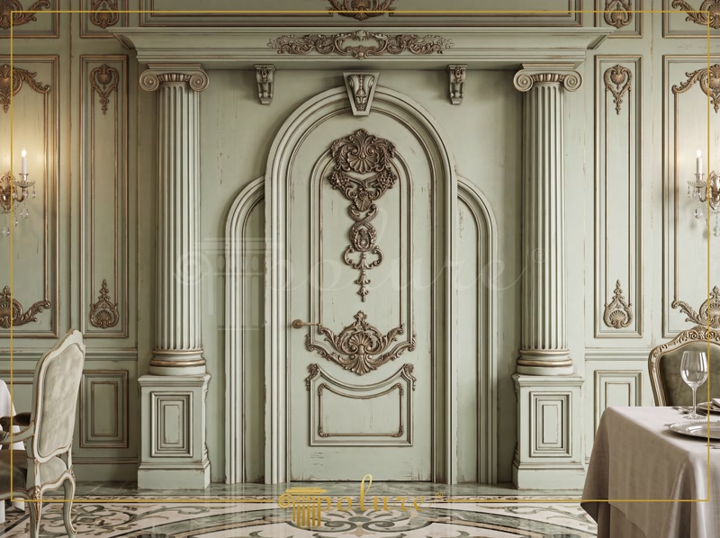 Ancadrament de ușă clasic cu coloane și ornamente sculptate
